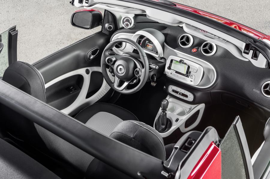 Интерьер Smart ForTwo Passion Cabrio Urban Style 2016 года  (фото 9 из 25)